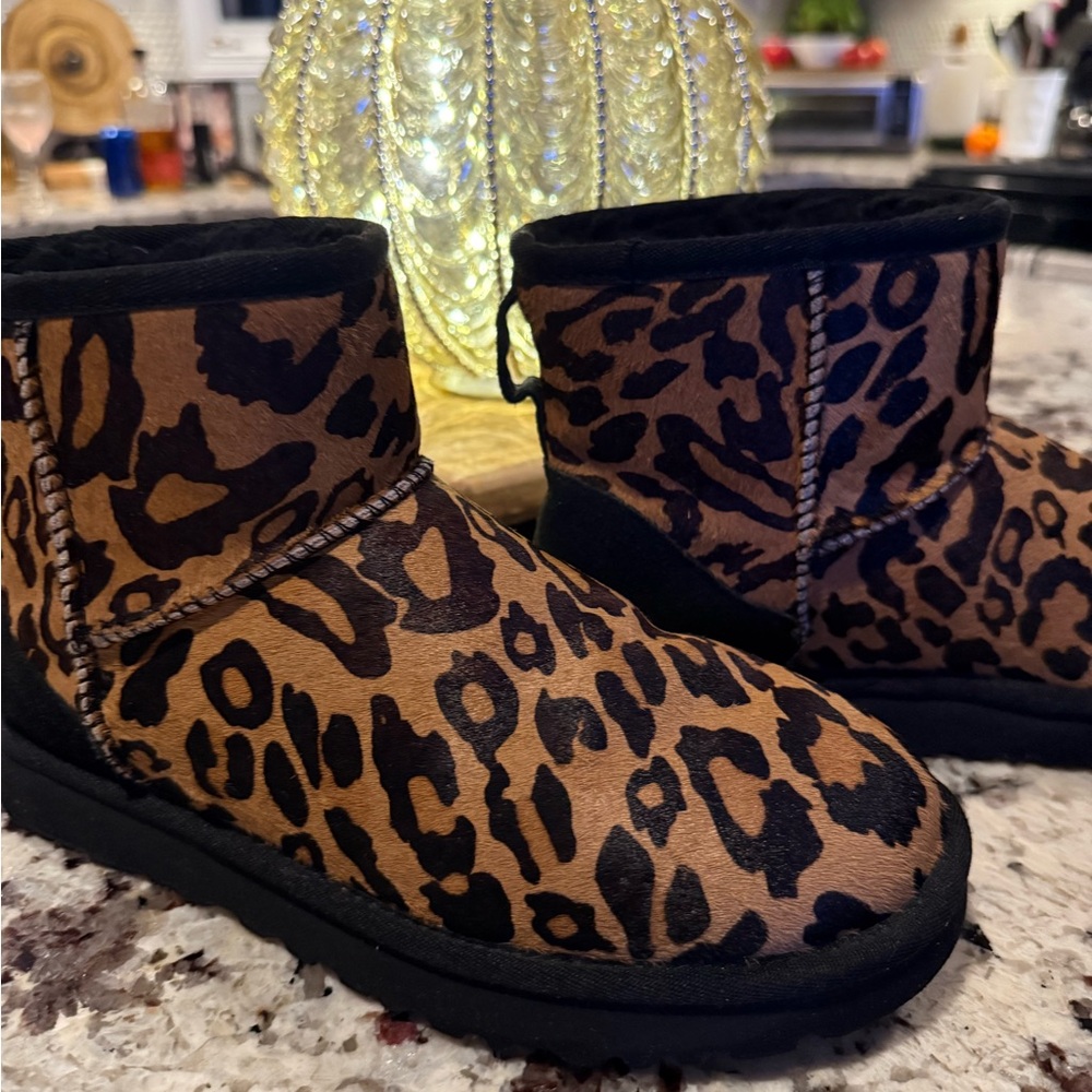 UGG limited edition cheetah boots - Picture 3 of 4